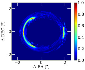 Abb. 2: Modell für die Helligkeitsverteilung für das Bild in Abb. 1 (links) und die rekonstruierte Oberflächenhelligkeitsverteilung (rechts) der Hintergrundgalaxie. Man erkennt deutlich drei Bereiche mit erhöhter Emission; diese Struktur könnte auf eine Scheibengalaxie hindeuten, die von der Seite gesehen wird. Foto: Max-Planck-Institut für Astrophysik