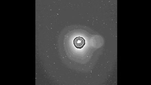 Staubhülle des Kometen Churyumov-Gerasimenko Die Staubhülle, die so genannte Koma, des Kometen Churyumov-Gerasimenko erstreckt sich über ein Gebiet von 150 mal 150 Kilometern. Die Aufnahme wurde am 25. Juli 2014 mit einer Belichtungszeit von 330 Sekunden erstellt. Durch die Überbelichtung des hellen Kerns entstehen Artefakte wie die verschwommene helle Struktur rechts vom Kern sowie im Zentrum des Kerns.  Quelle: ESA / Rosetta / MPS für OSIRIS-Team MPS / UPD / LAM / IAA / SSO / INTA / UPM / DASP / IDA